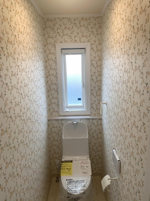 華やかな壁紙で明るいトイレと輸入商品のオシャレなペーパーホルダー