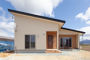 Bi-naka style【平屋】勾配天井と木の家