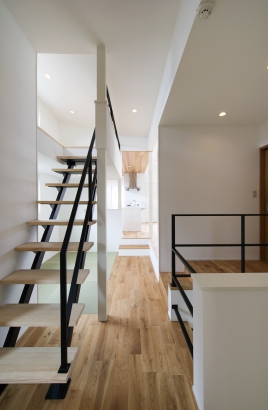 鎌田工務店|新しいスタィルの二世帯住宅|階段ホール