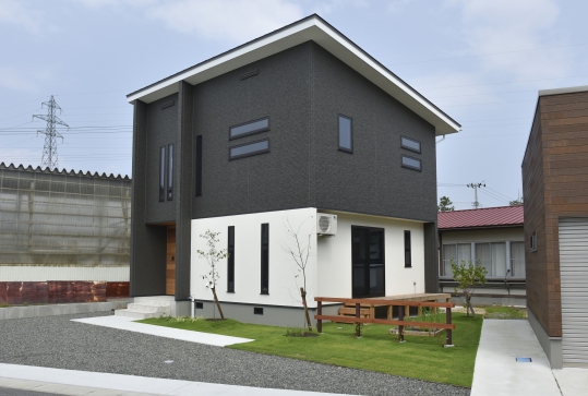 庭とトータルにデザインされた建物